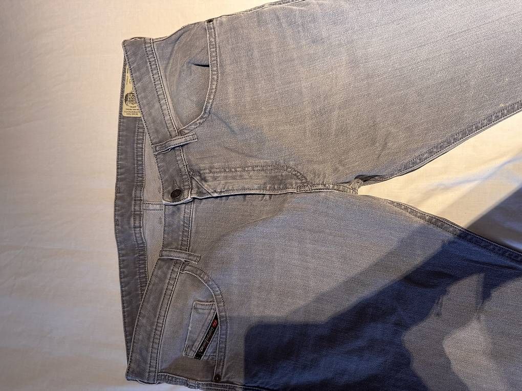 Jeans: Jeans Grau Diesel – Usato da Regensdorf venduto da Jazmyn307 1