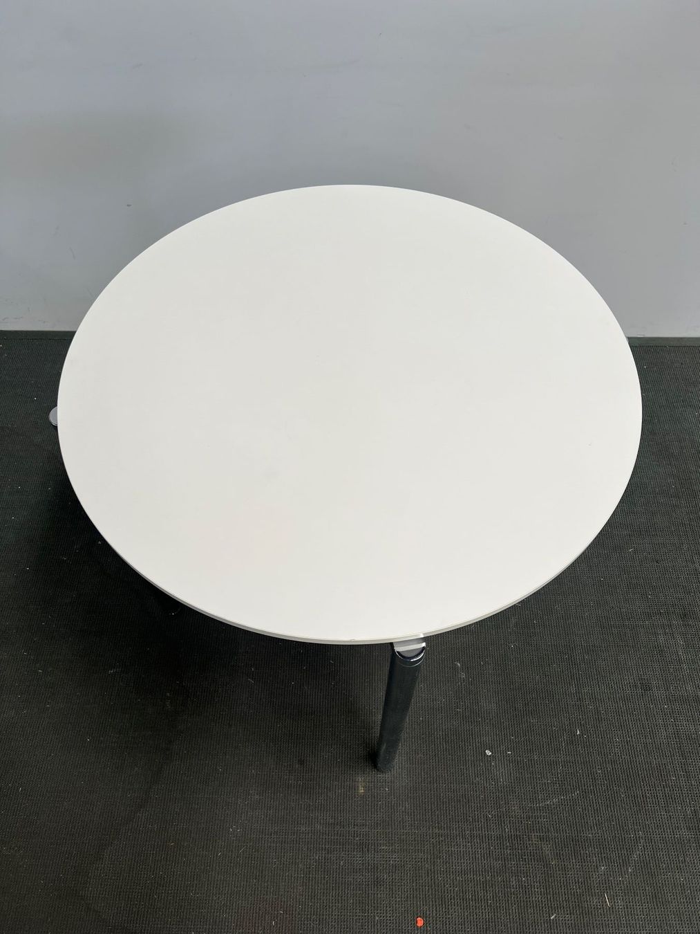 Fritz Hansen Tavoli: FRITZ HANSEN Plano Bistrotisch rund – Usato da Wangen an der Aare venduto da TBYN 2