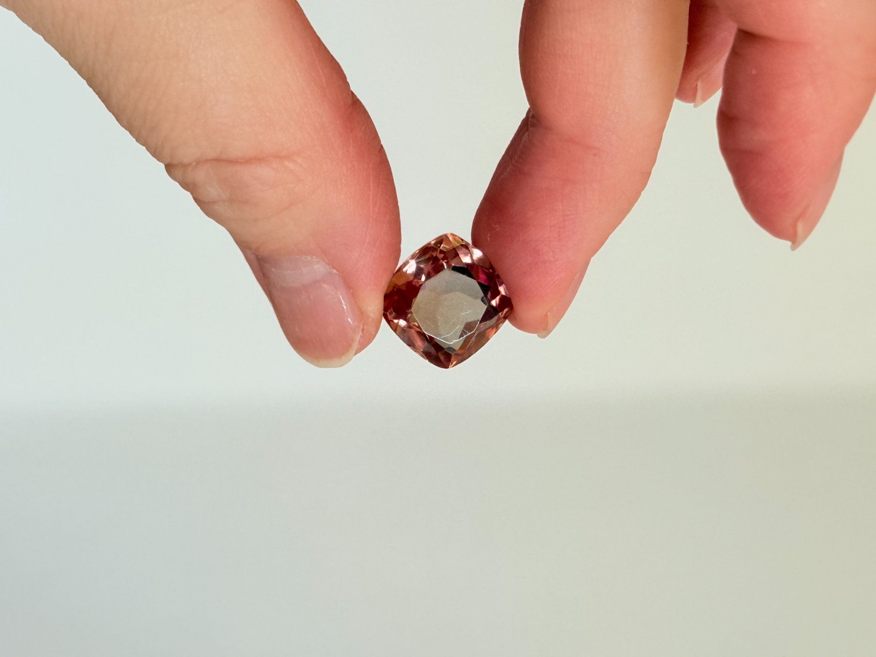 Minerali & Pietre curative: Cushion Cut Multi Color Changing 9.45 Ct – Nuovo e nell'imballaggio originale da Genève venduto da AWWA 5