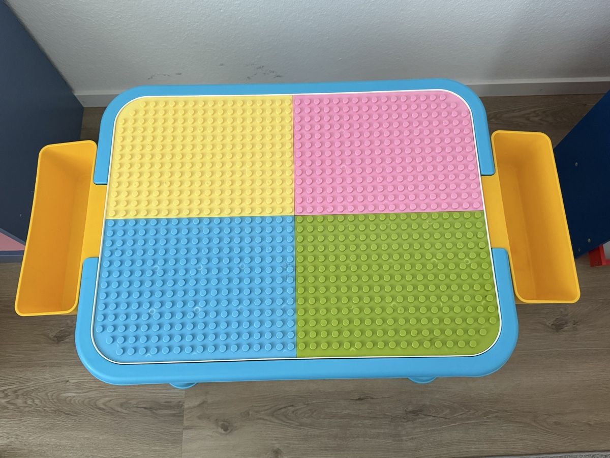 Set di tavolo e panche: Lego Kindertisch mit Stuhl, multifunktional – Usato da Diegten venduto da MLS_34