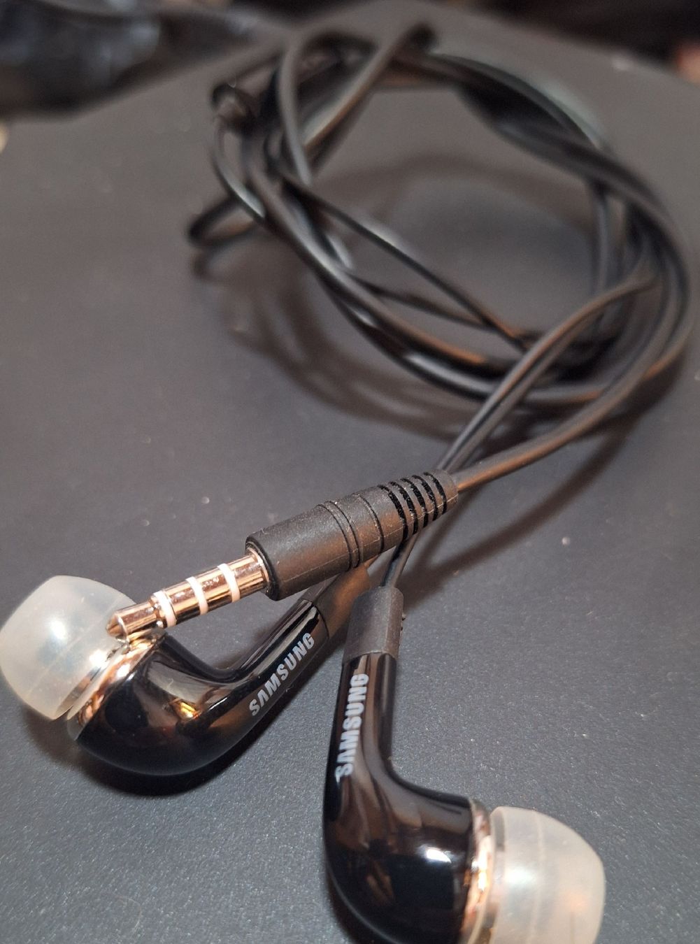 Samsung Kopfhörer: Écouteurs  Samsung noirs bon état – Gebraucht aus Tannay von v1n1p00h