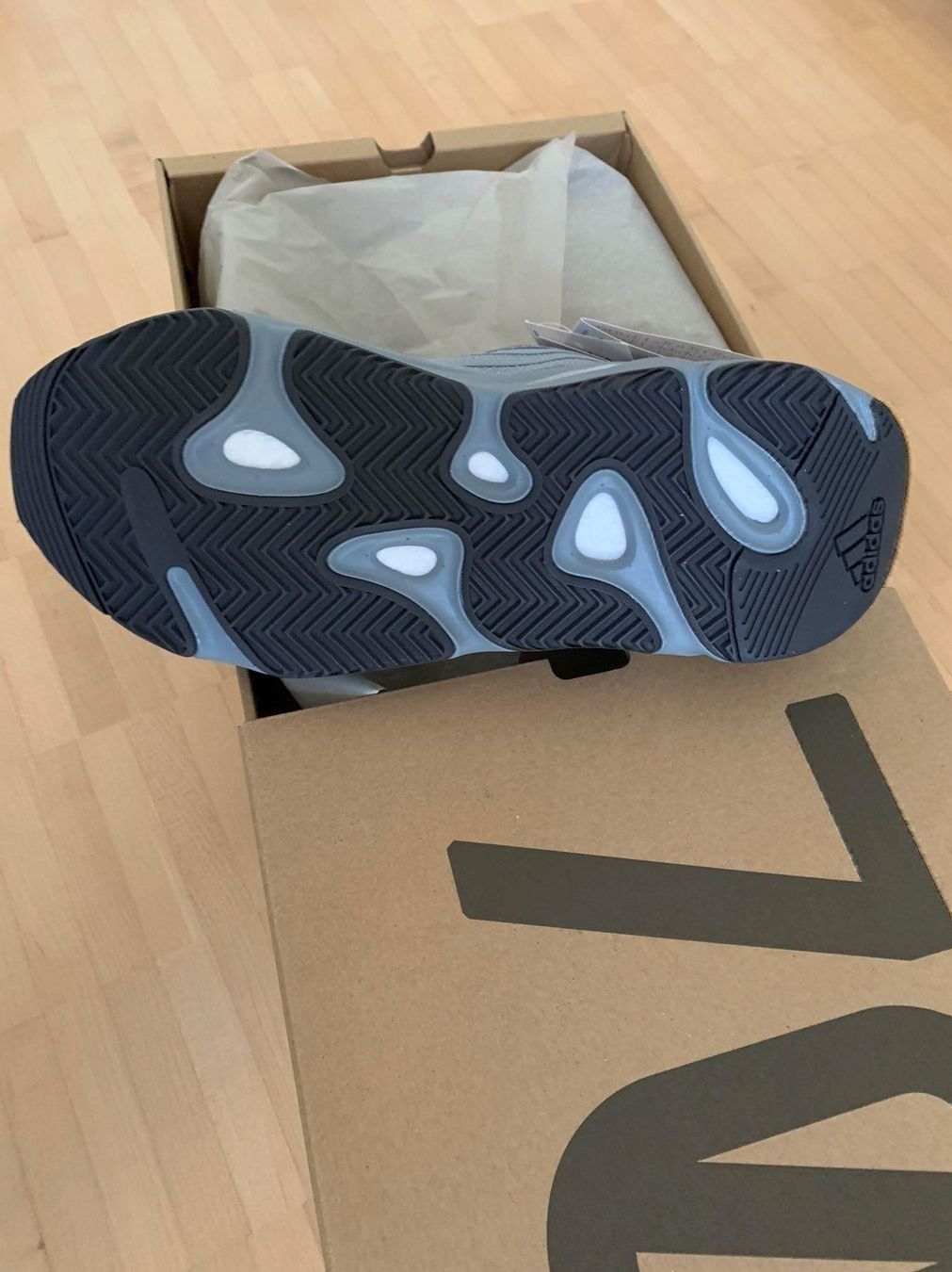 Herrenschuhe: Yeezy Boost 700 V2 Hospital Blue size 44 – Neu und originalverpackt aus Küsnacht ZH von Matrix1977 3