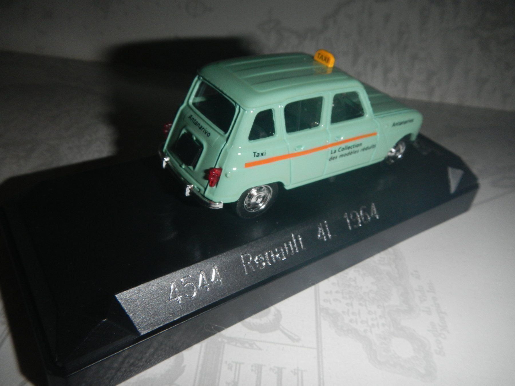 Renault Modellautos: Renault 4 taxi 1:43 Solido modèle pub. – Gebraucht aus Domdidier von Bimbo57 2