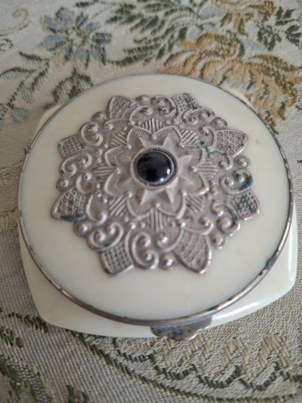 Toutes les décorations: Vintage Puderdose mit Spiegel – D'occasion à Wallisellen par Dunja_Sand
