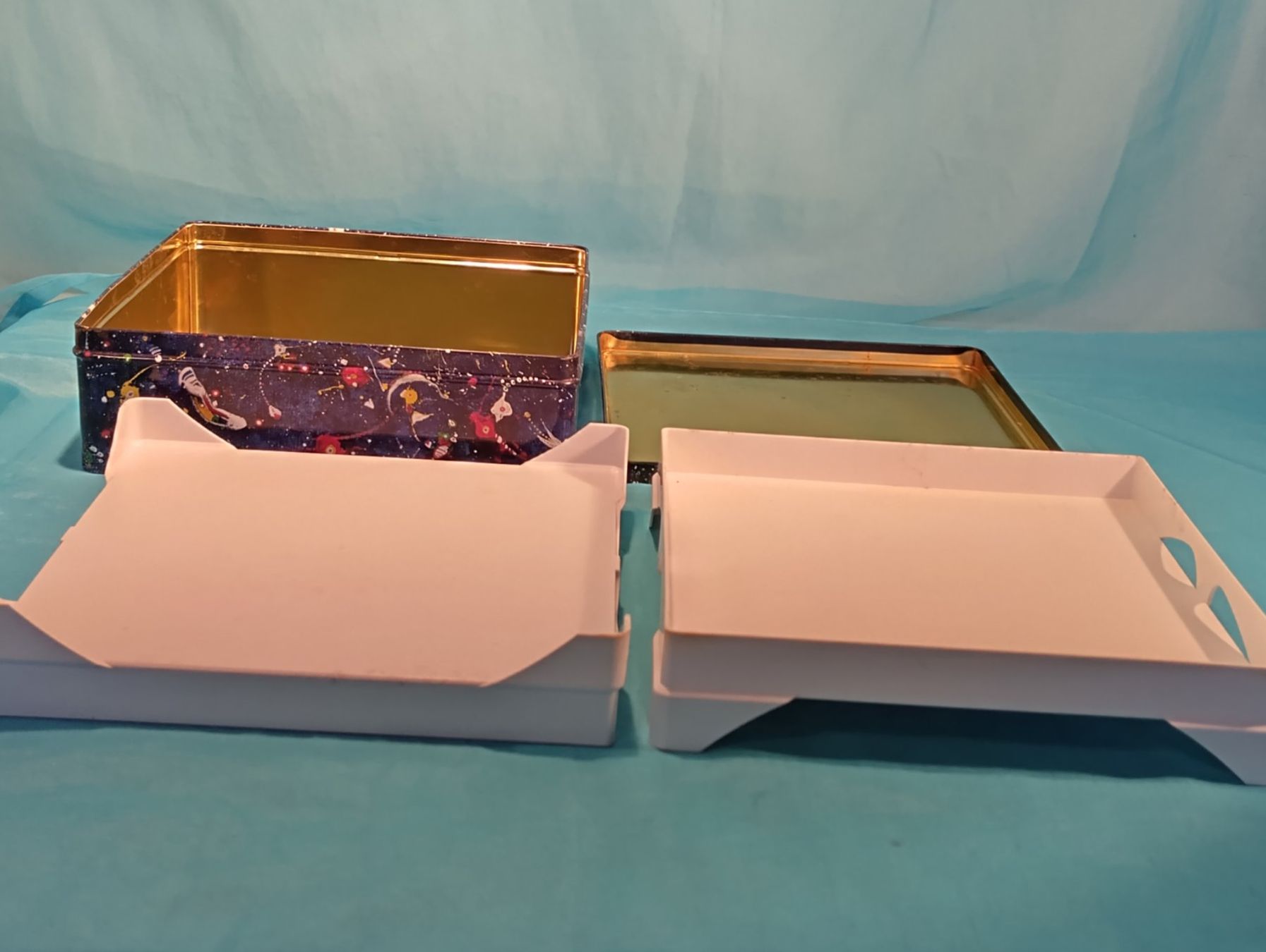 Altro in Decorazioni & Accessori: Blechbüchse, Galaxie, mit 2 Tablaren – Usato da Bellach venduto da JingleCherry 5