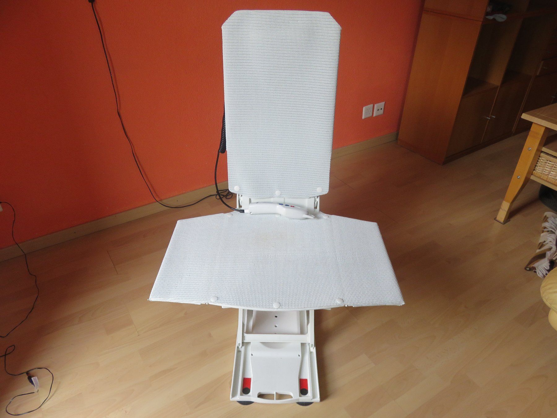 Attrezzature mediche: Badewannenlifter Aquatec Orca – Usato da Turgi venduto da Hdur 1