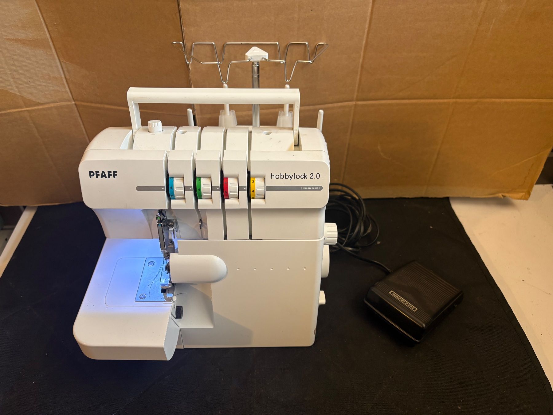 Pfaff Macchine da cucire: Pfaff Hobbylock 2.0 Overlock-Nähmaschine – Usato da Lausen venduto da sen_jm7c