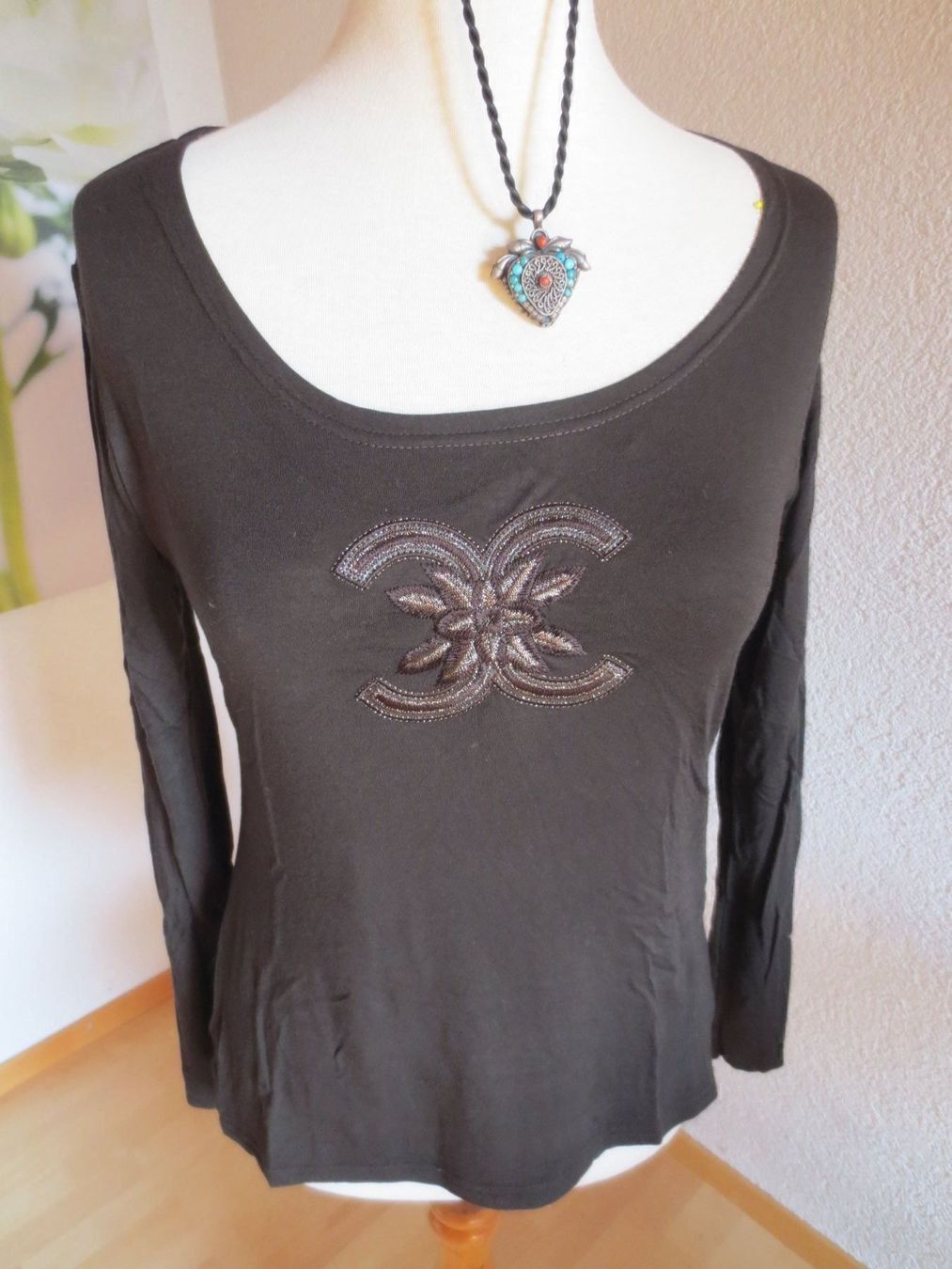 T-shirts: T-Shirt Absolu Paris Gr. 40 braun – D'occasion à Männedorf par Livingston 1