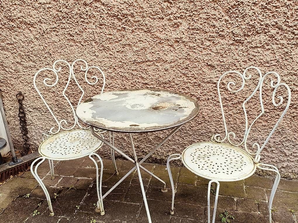 Tischset: Tisch mit 2 Stühl komplett – Gebraucht aus Schaffhausen von Airsue