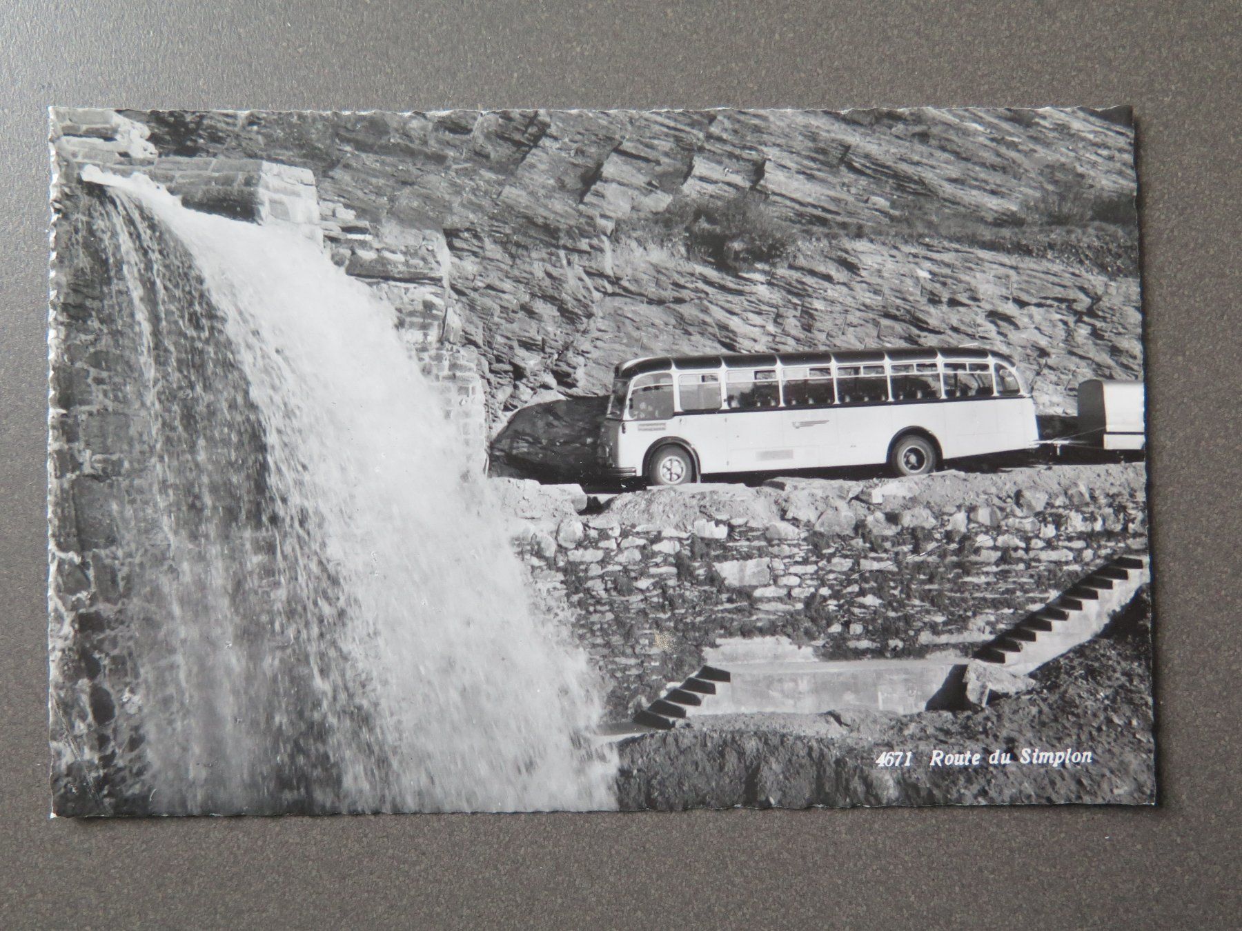 Cartoline postali: ROUTE DU SIMPLON - POSTAUTO MIT ANHÄNGER – Usato da Wittenbach venduto da lipasal