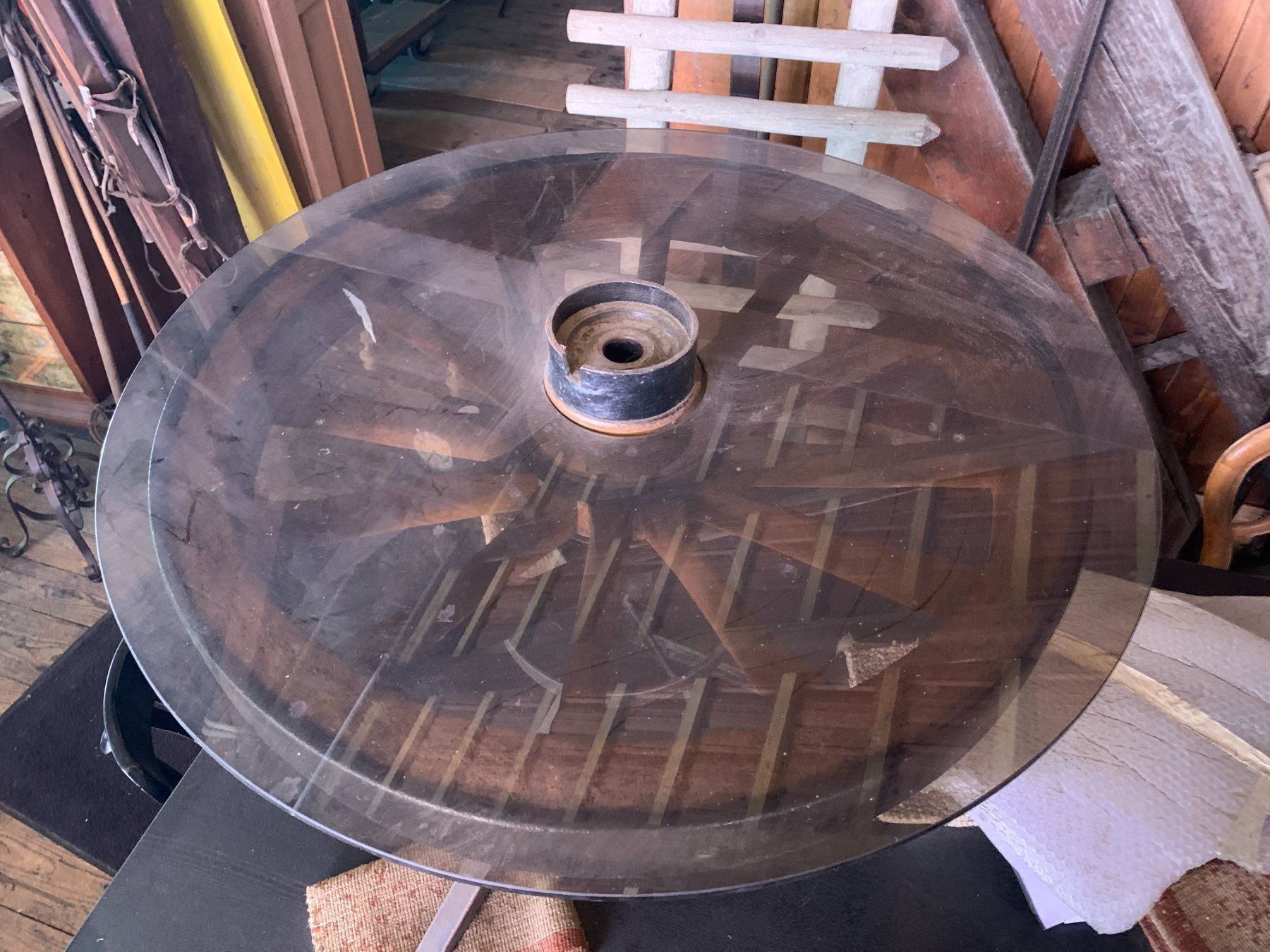 Tavoli: Salontisch aus Wagenrad, Holz + Metall – Usato da Koblenz venduto da Forellenteich 1