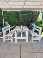 Massiver Holz Gartentisch mit Sitzbänken