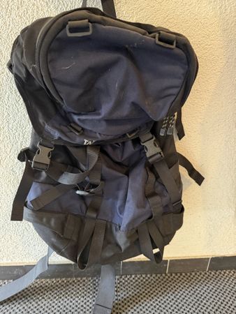Grosser Trekking-/Reiserucksack – dunkelblau