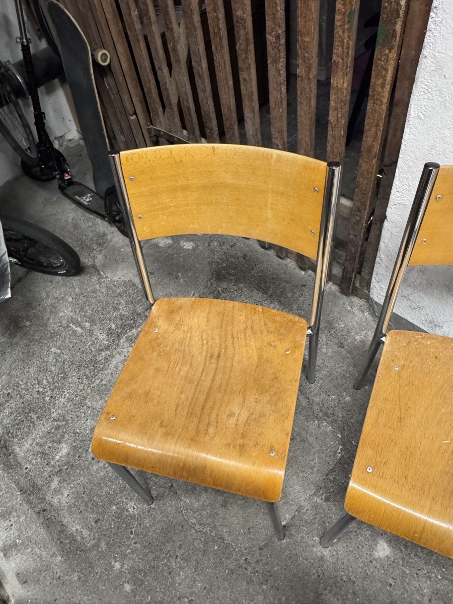 Sedie: 5 Stk stapelbare Holzstühle mit Chromgestell – Usato da Zürich venduto da gio_yg2z 5