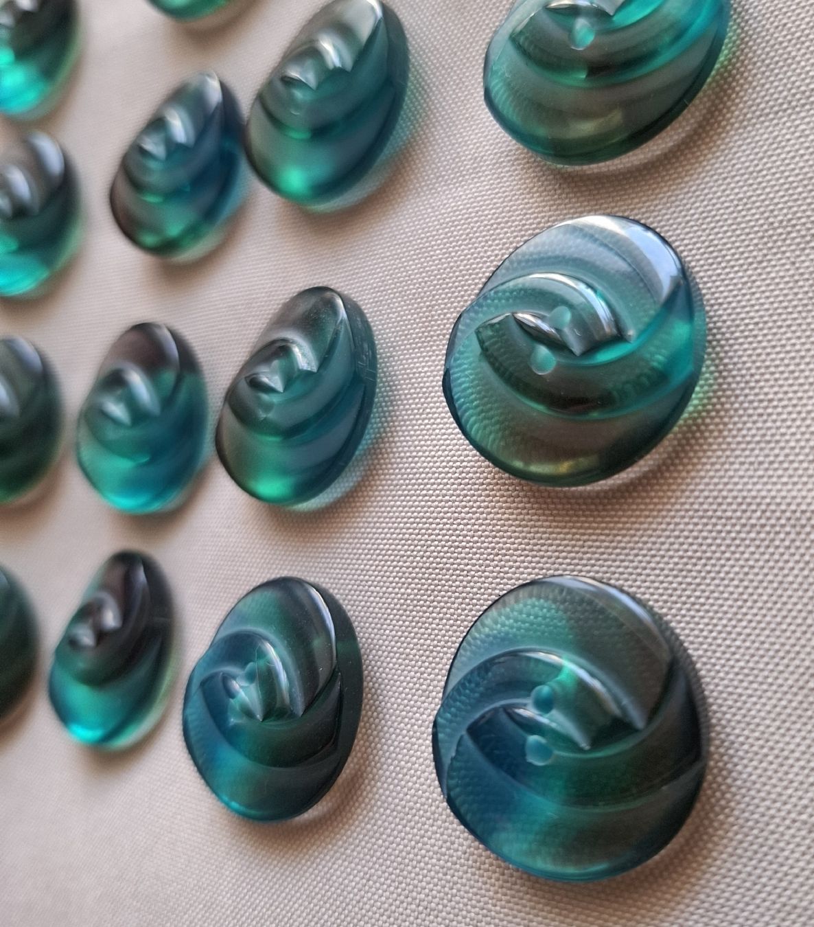 Knöpfe: 16 Knöpfe Meeresfarben, 23 mm. – Neu (gemäss Beschreibung) aus Dietikon von Hirschkopf 1