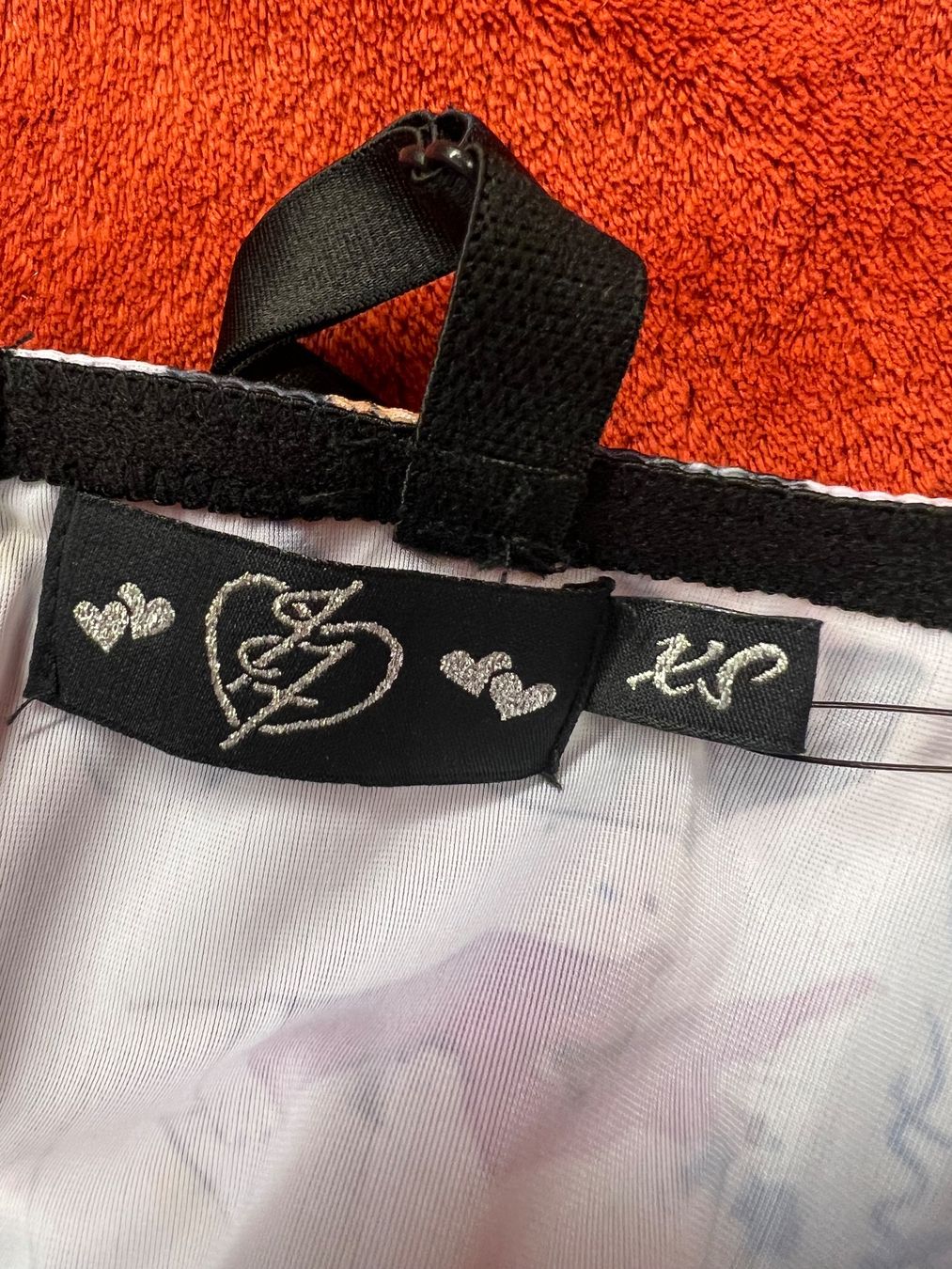 Tops: Iron Fist Bralette mit "Super Bitches" print – Neu und originalverpackt aus Zürich von rigani 2