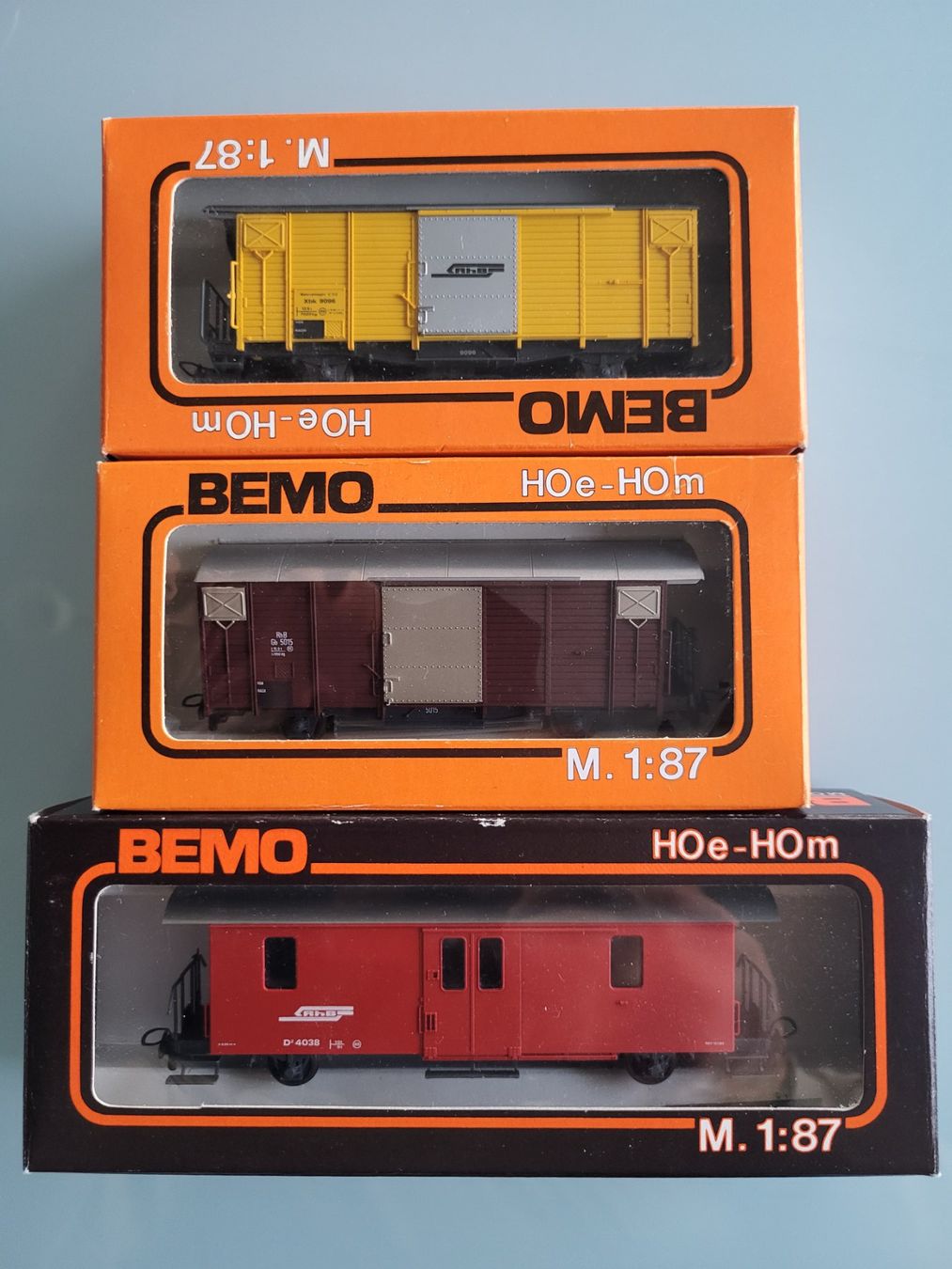 Bemo Modellini di ferrovie: H0m  Bemo  RhB  3 Stk. Güterwagen NEU ! – Nuovo e nell'imballaggio originale da Oberburg venduto da sensetal