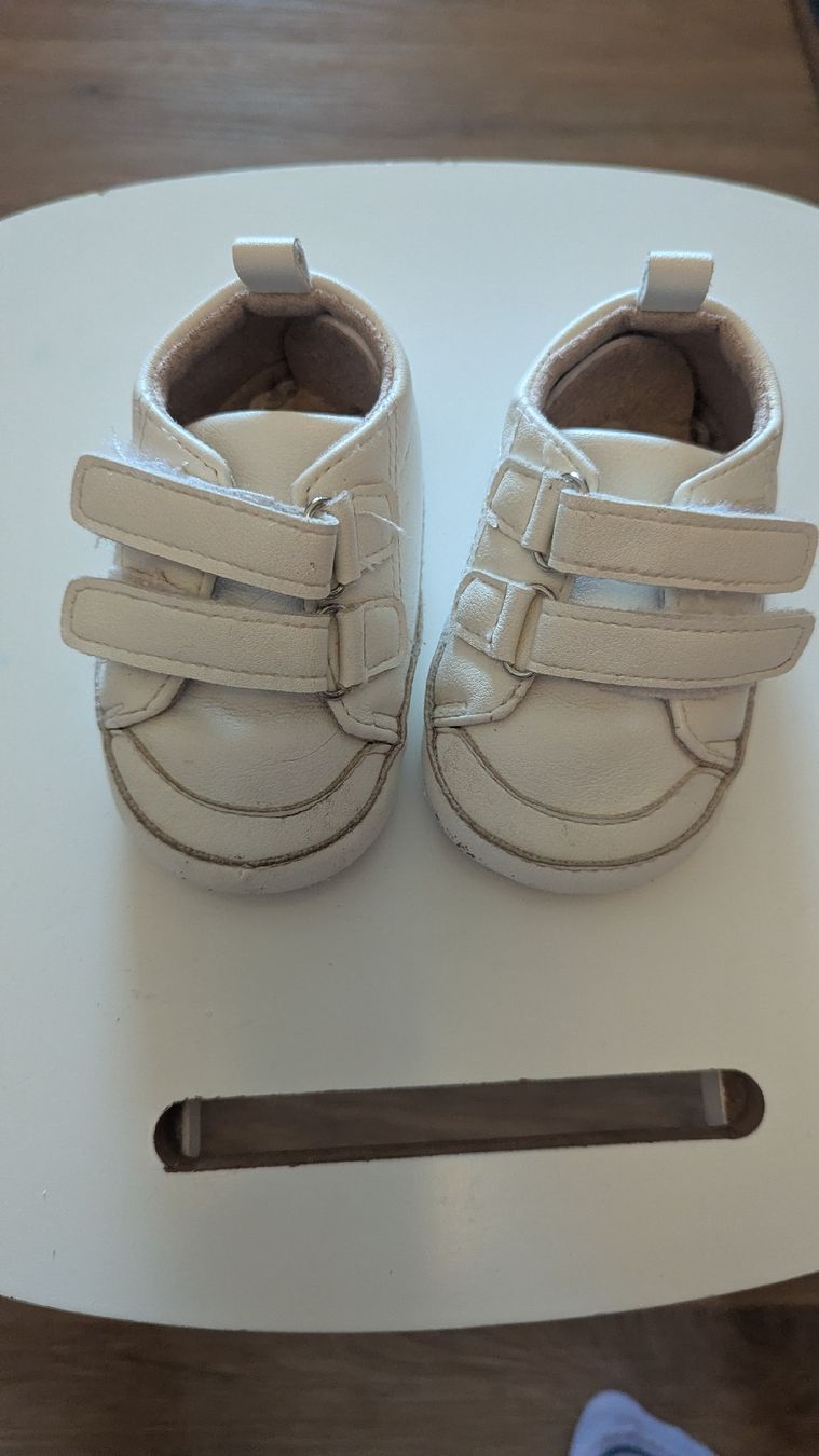 Scarpe per ragazzi: Chaussures bébé usées taille 12 – Usato da Biel/Bienne venduto da ana_5n9d