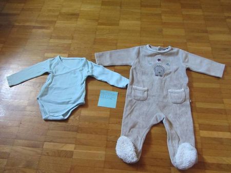 1 body à manches longues et 1 pijama en velours taille 67