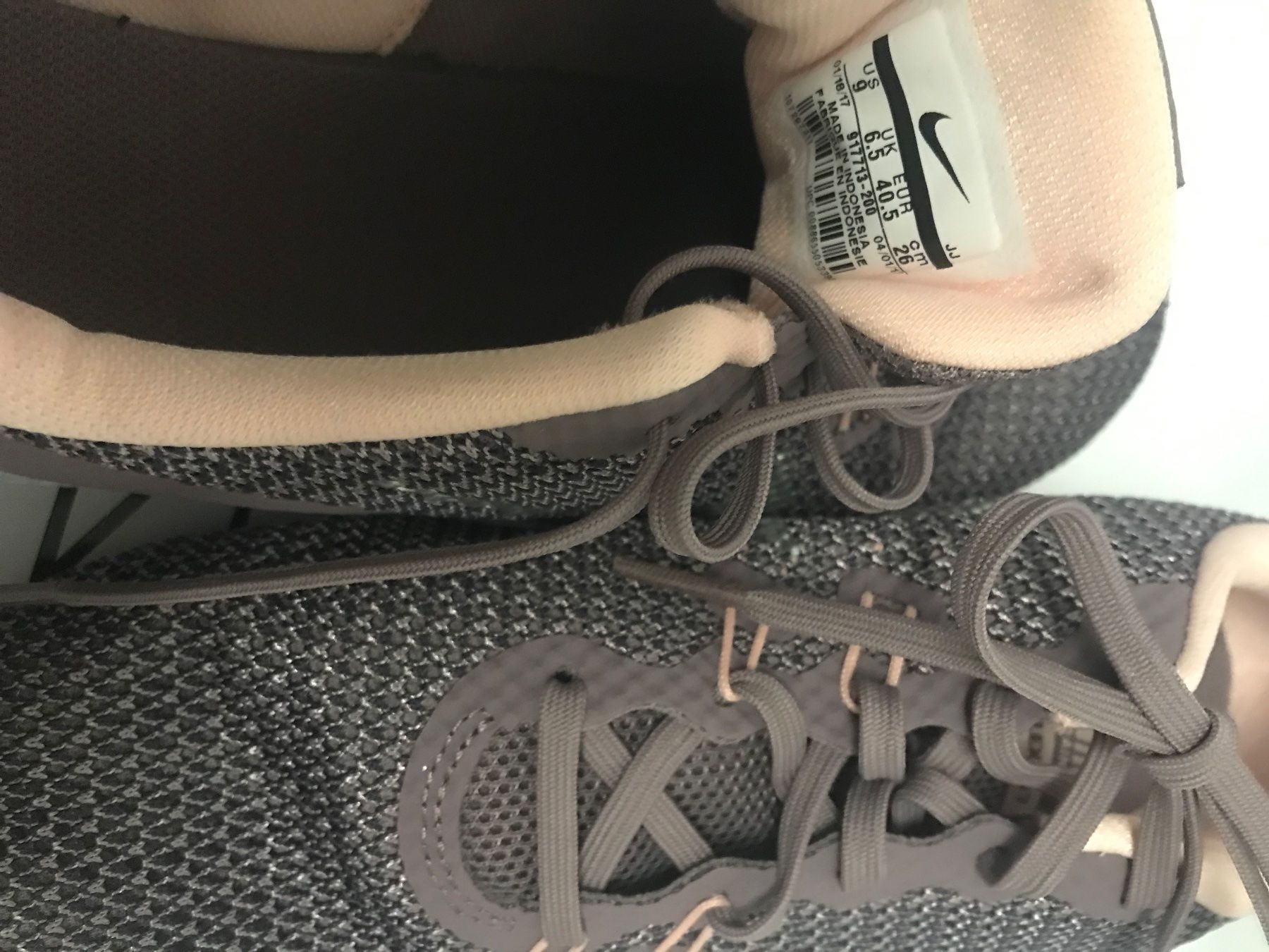 Nike Scarpe da donna: Nike Flex TR 7, Turnschuh Damen, Gr. 40.5, schöne Farbkombi – Usato da Niederteufen venduto da mix18 2