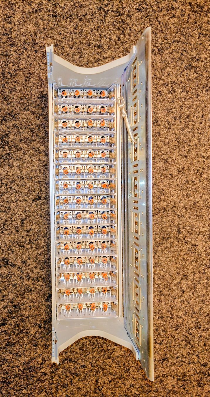 Racks & Ständer: Reichle & De-Massari Global Patchpanel 19". 60 x Kat. 6 RJ45 – Gebraucht aus Zürich von Rst7 8