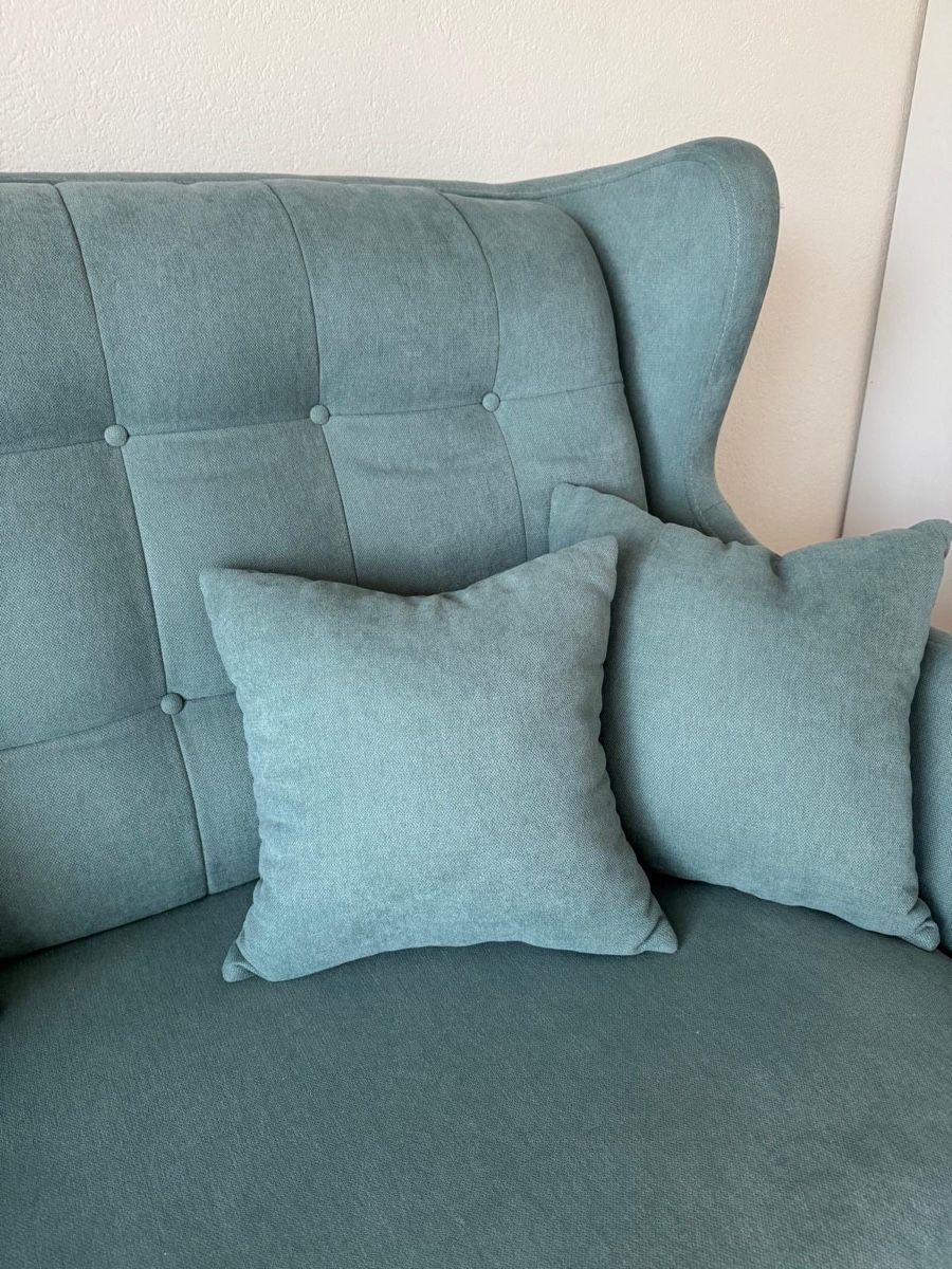Divani: 2er-Sofa grünblau/mint mit Kissen – Usato da Horgen venduto da Krogh 5