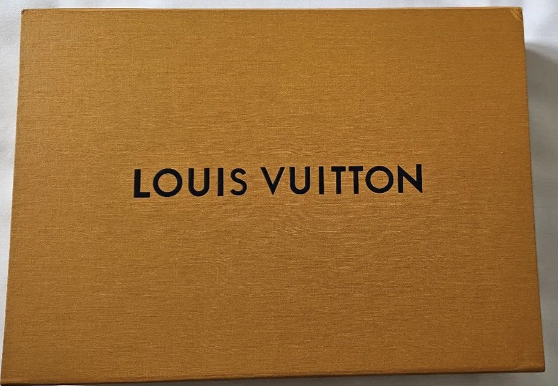 Louis Vuitton Foulard & Sciarpe: LOUIS VUITTON Essential Monogram Scarf (NEW) – Nuovo e nell'imballaggio originale da Zürich venduto da Angela_Fashion_Lover 9