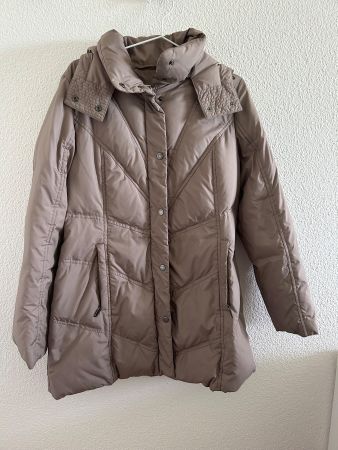 Gut erhaltene Winterjacke, Daunenjacke, Beige, Grösse 40