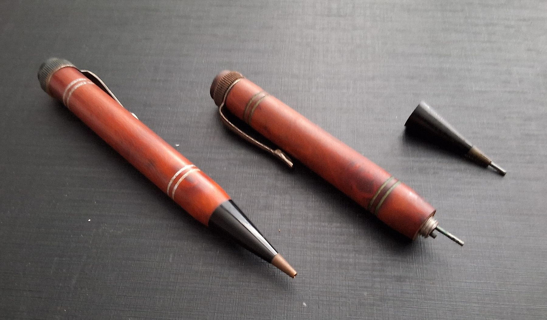 Crayons, crayons de couleur & craies: 4 antike Minen(blei)stifte – Défectueux à Oftringen par Waltereg 4