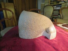 Steinskulptur mit Kugel. Kalkstein (?) nicht signiert