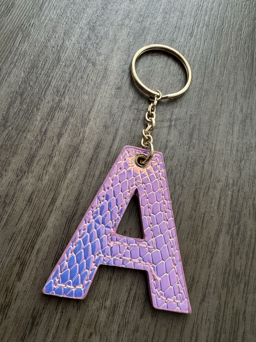 Schlüsselanhänger & - bänder: PURPLE & PINK SNAKE SKIN EFFECT KEYCHAIN💗 – Gebraucht aus Dietikon von athiinax 1