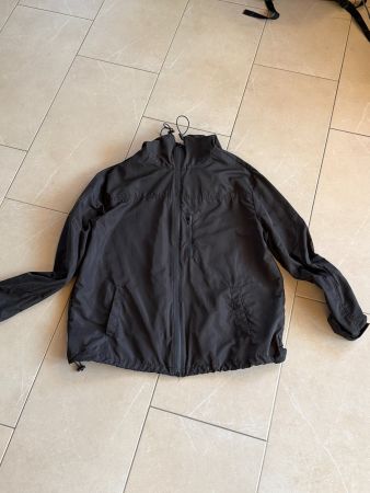 Schwarze leichte Übergangsjacke / Wind-breaker mit Kapuze