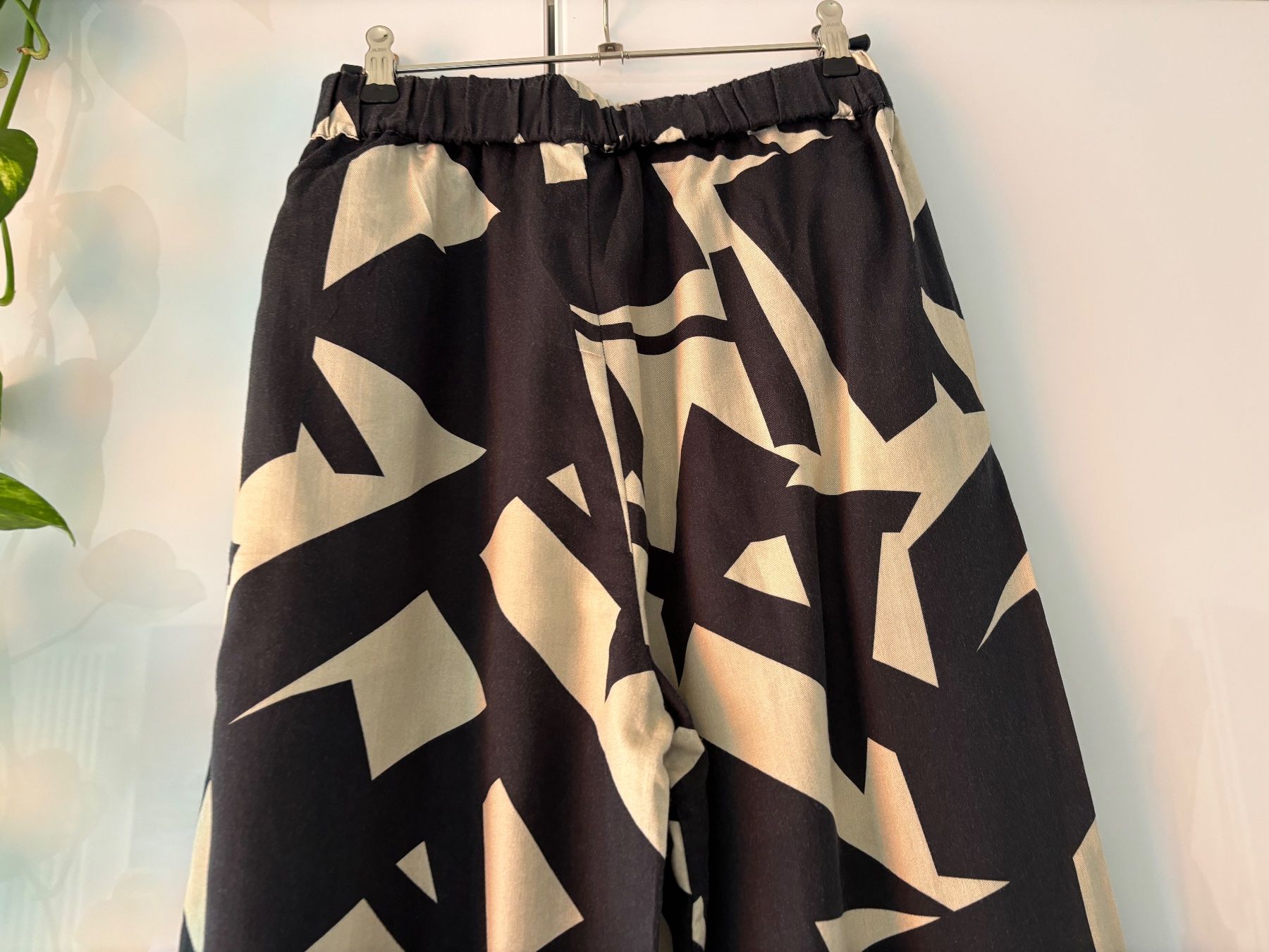Pantaloni: TARZAN Hose mit abstraktem Muster Gr. XS – Usato da Zürich venduto da missmodernage 5