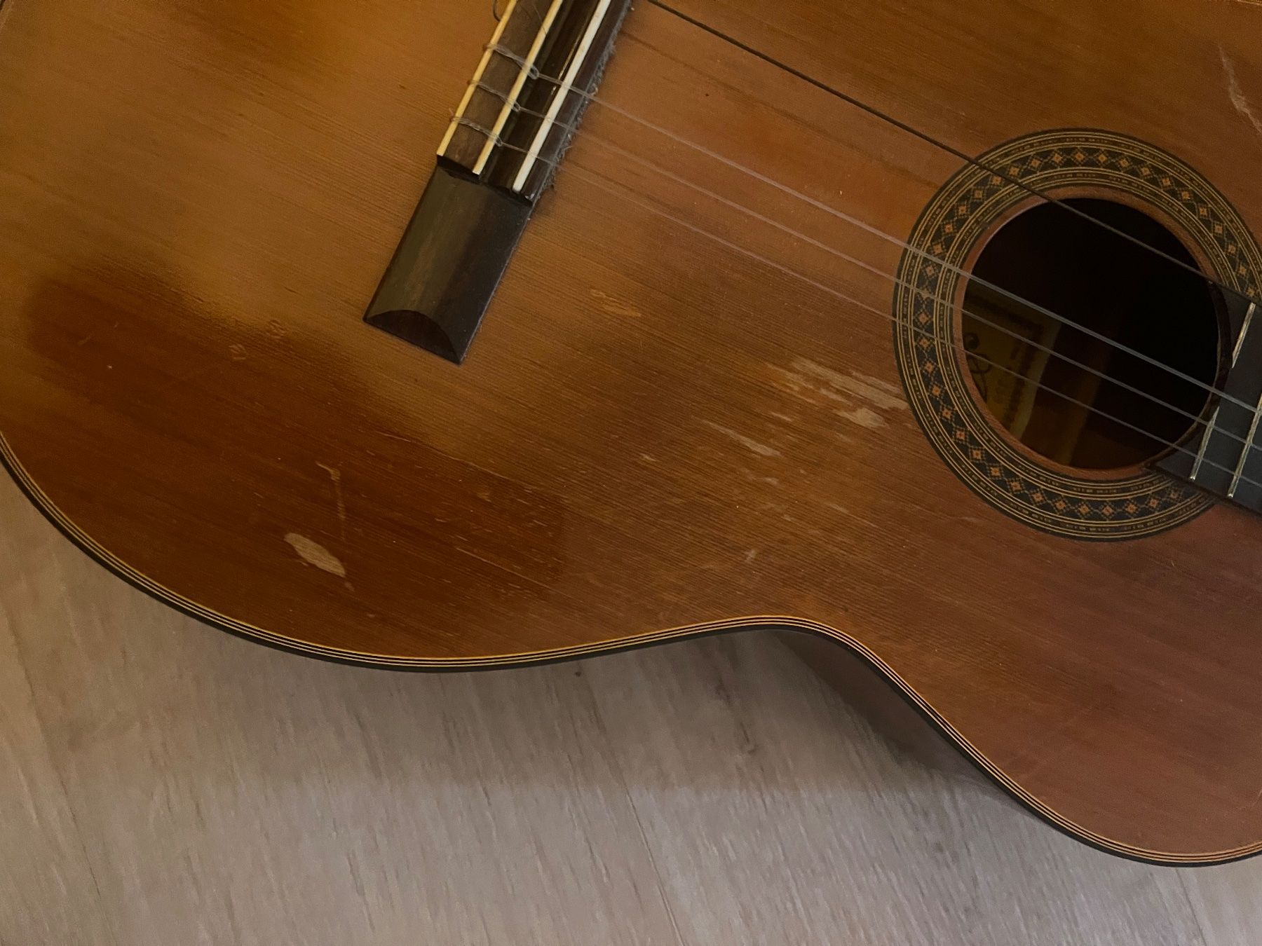 Strumenti musicali: Gitarre konventionell / Wandergitarrre – Usato da Solothurn venduto da auktion-schweiz 1
