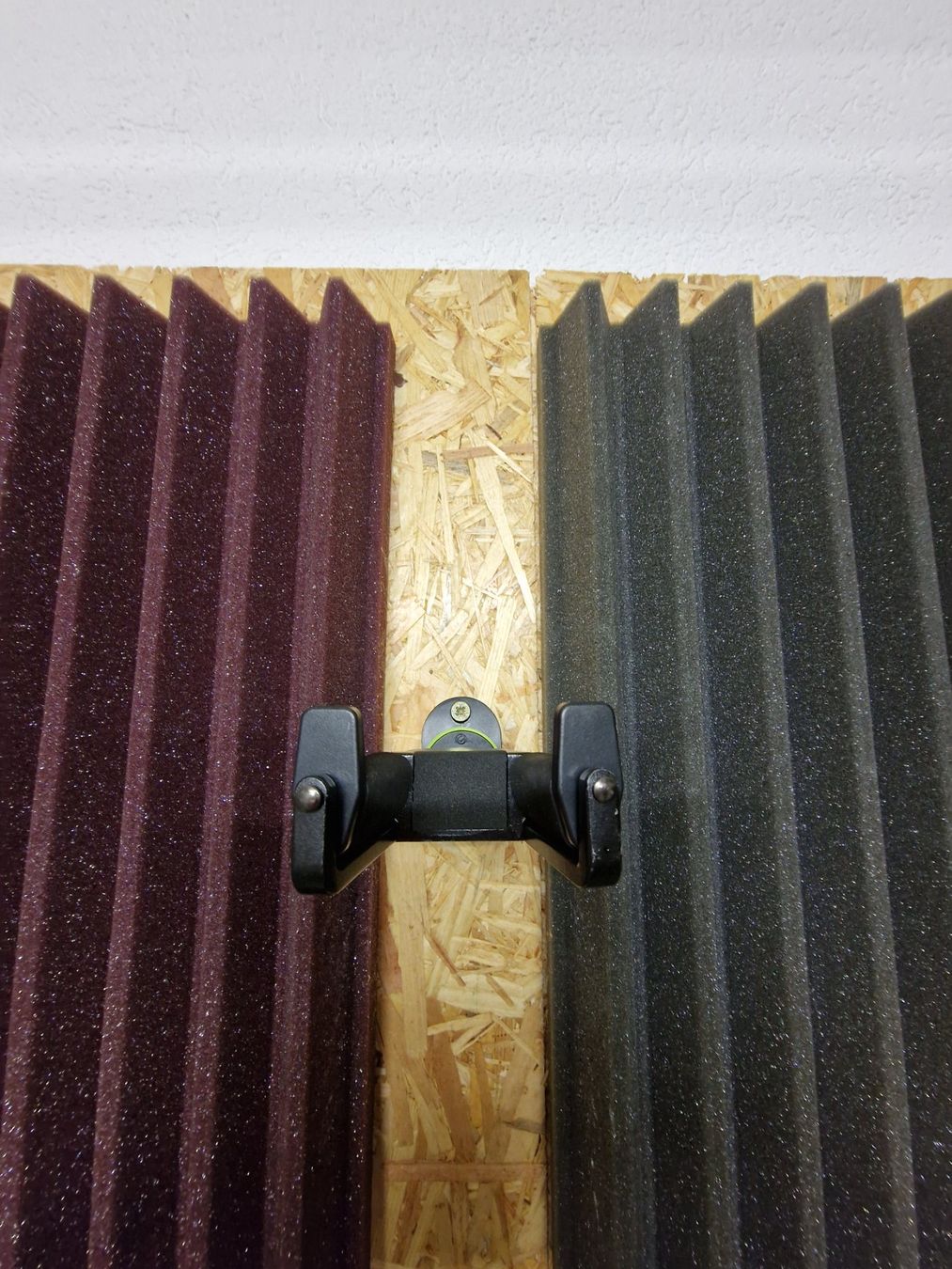 Gravity GGS 01 WMB Neck Hug Wall Mount Guitar Hanger. (Gebraucht) in ...