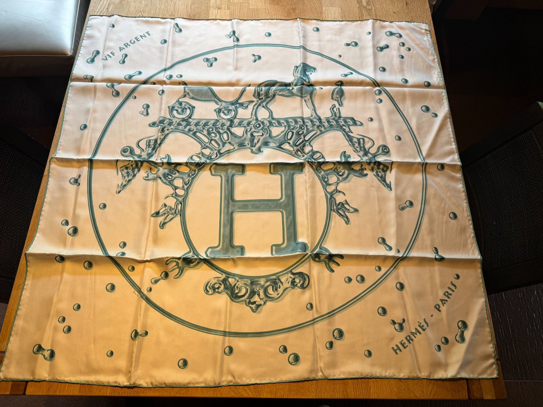 Hermès Foulard & Sciarpe: Authentic Vif Argent HERMES Silk Scarf – Usato da Grund b. Gstaad venduto da ReLuxe