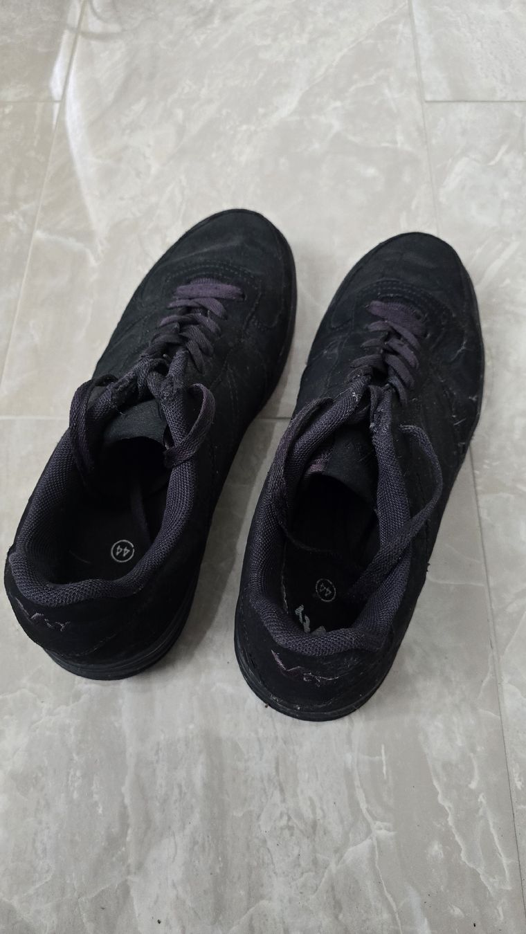 Herrenschuhe: Schwarze Sneaker Vty Gr. 44, Wildlederoptik – Gebraucht aus Lengnau BE von Thanu1994 2