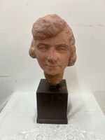 Ton-Büste einer Frau von Richard Petraschke auf Holzsockel