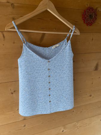 Top mit Blumenmuster und Knöpfen Grösse 34