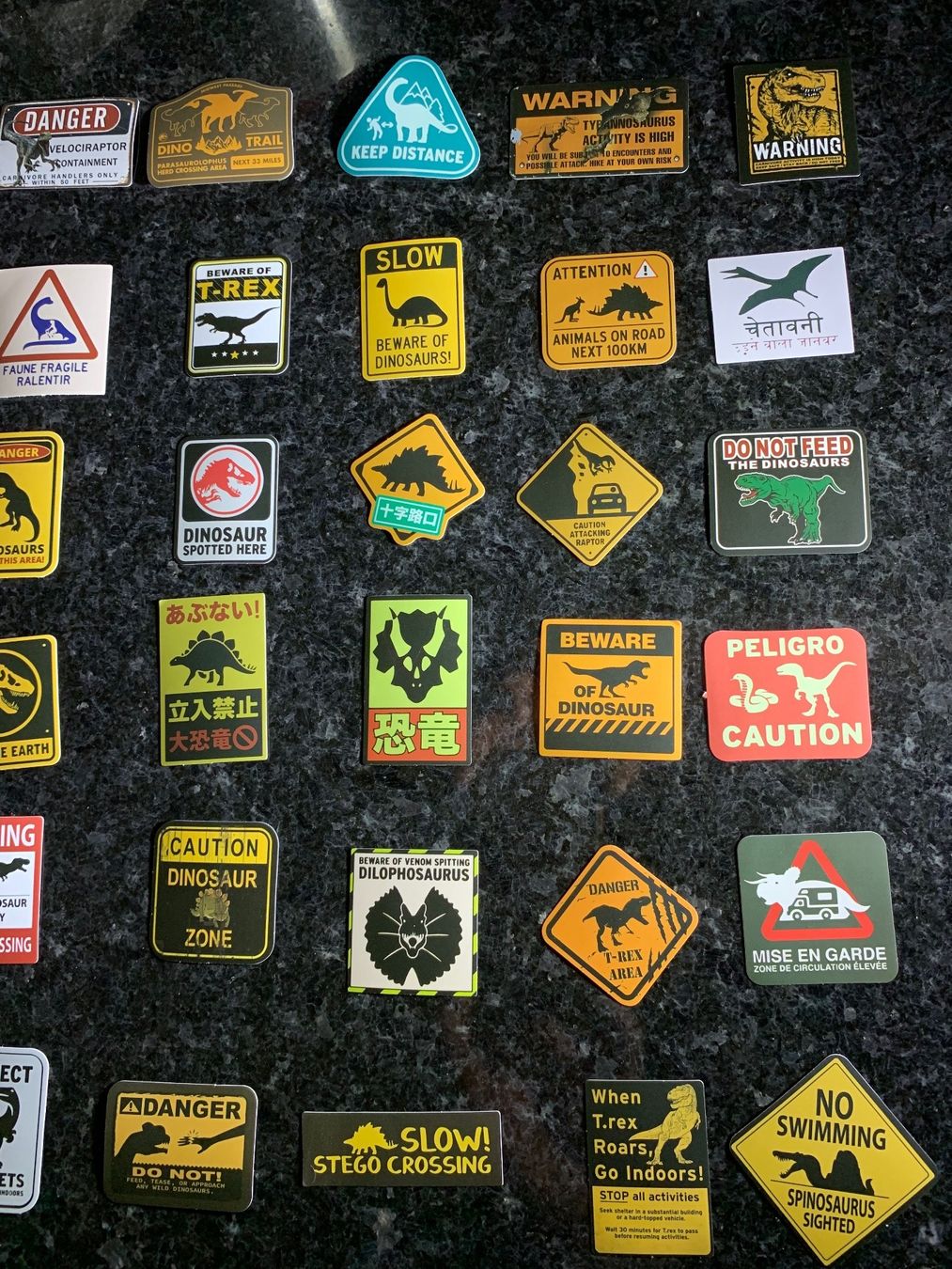 Sticker: Aufkleber, Beware Dinosaurs, Sticker 60 Stück – Nuovo e nell'imballaggio originale da Rorschach venduto da lobosch1 1