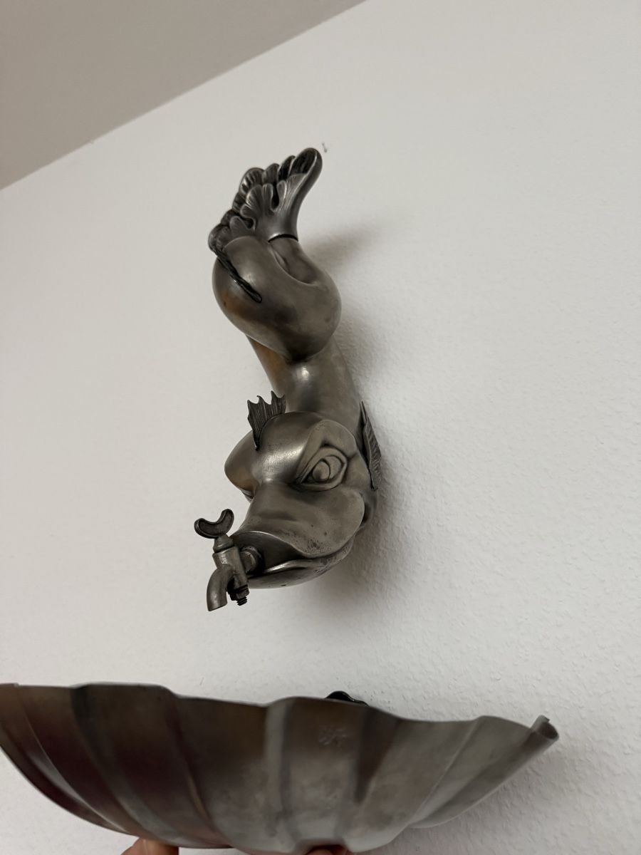 Alle Dekorationen: Dieses Objekt scheint ein antiker, delfinförmiger Wandbrunne – Gebraucht aus Basel von John003