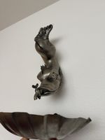 Dieses Objekt scheint ein antiker, delfinförmiger Wandbrunne