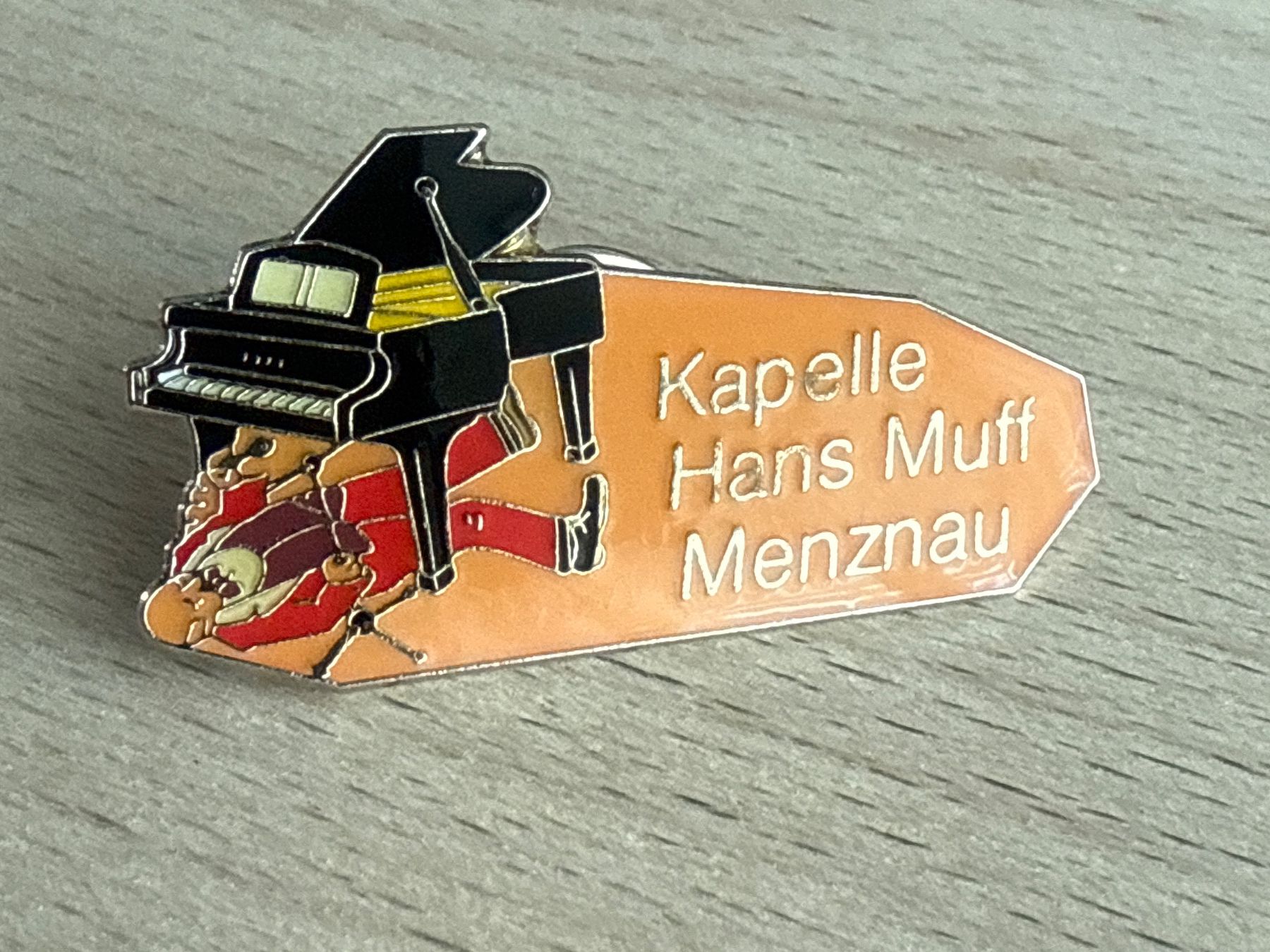 Placchette & Badge: Pin Kapelle Hans Muff Menznau – Usato da Glattbrugg venduto da Schweigmatt