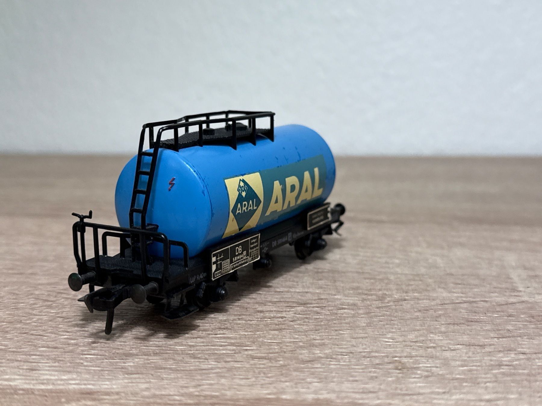 Fleischmann Modellini di ferrovie: Fleischmann ARAL DB H0 (279) – Usato da St-Aubin-Sauges venduto da Lo_Go 2