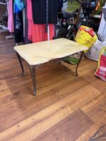 Couchtisch aus massivem Onyx mit kunstvoll verziertem Metall
