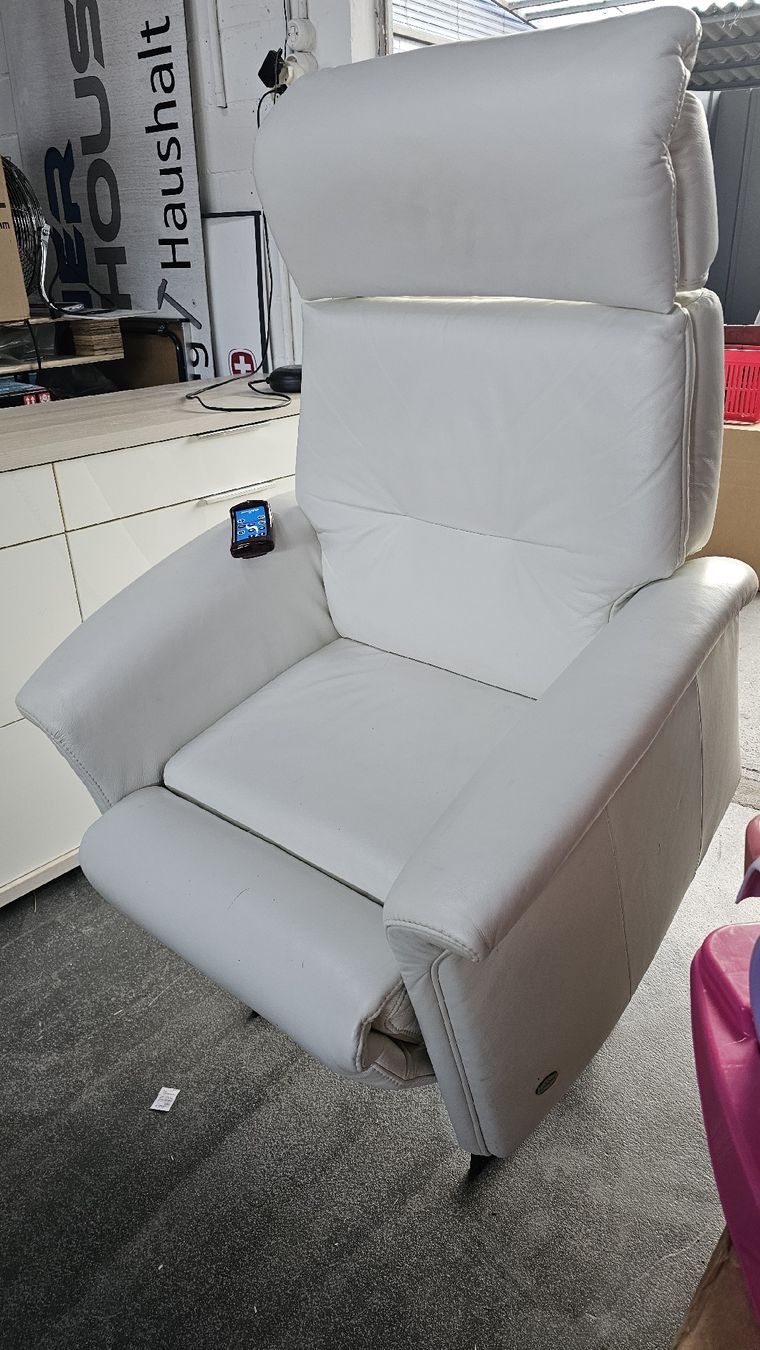 Fauteuils: Sessel Cumulus Leder weiss mit Aufstehhilfe Sitzfunktion – D'occasion à Koppigen par Bracher_Mail-House 4