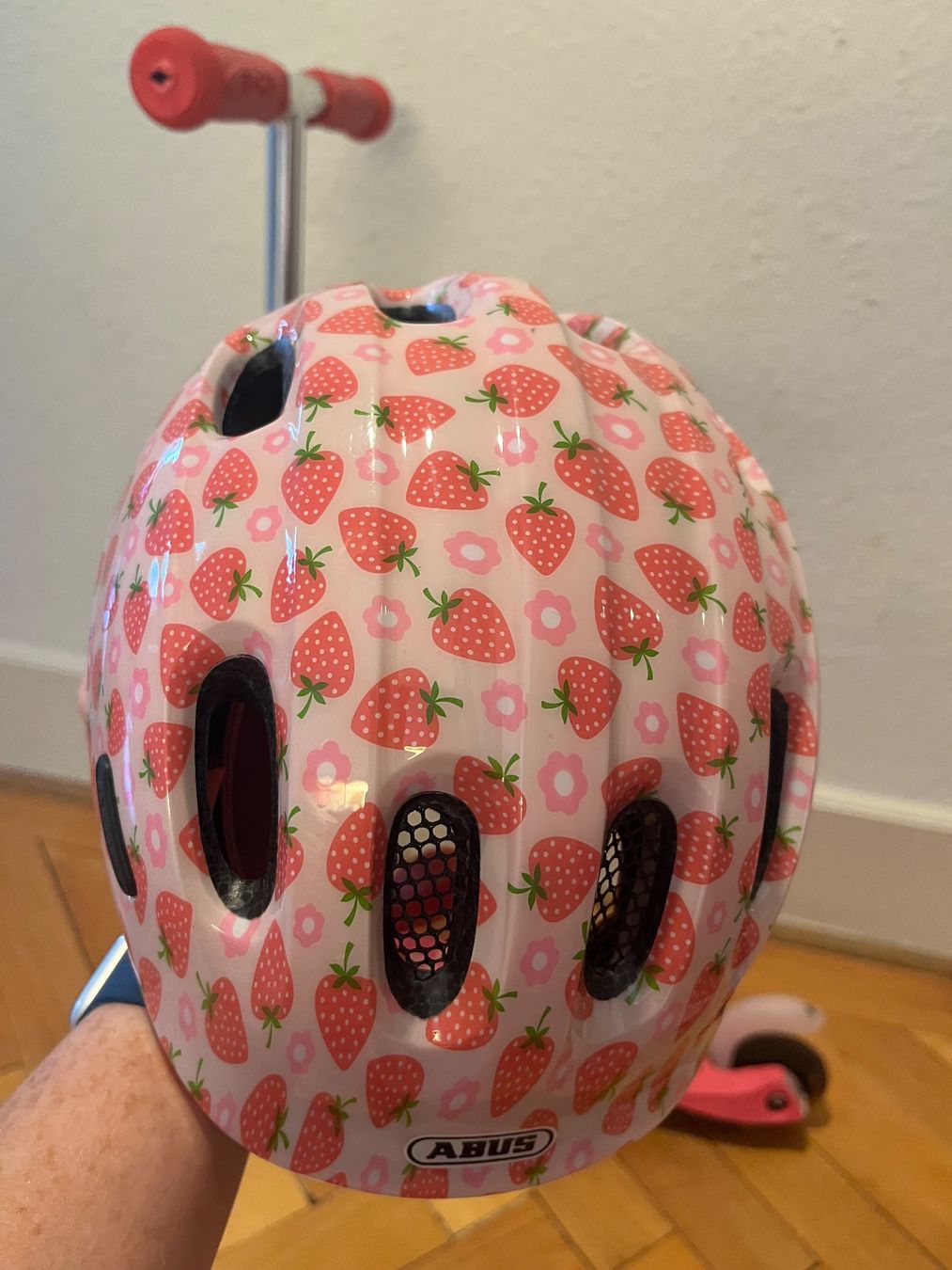 Micro Veicoli per bambini: Child micro mini trottinette and ABUS helmet – Usato da Genève venduto da dmt_y25y 2