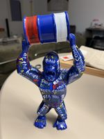 Bunte Gorilla-Skulptur mit Fass – Moderne Pop & Street-Art