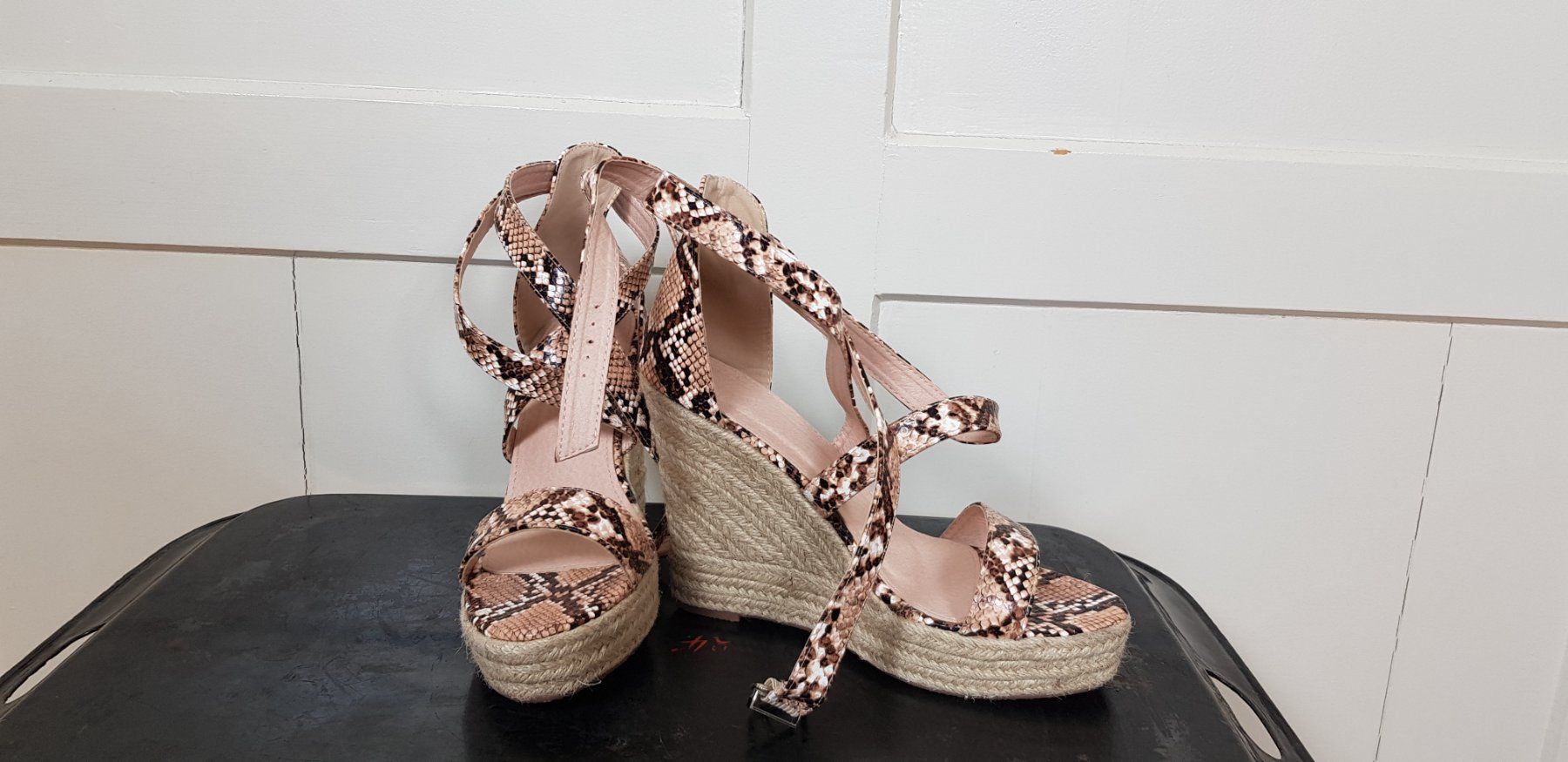 Scarpe da donna: Sandalen, Keilabsatz mit Bast, Neu, Gr. 40 – Nuovo (secondo la descrizione) da Uster venduto da Astral