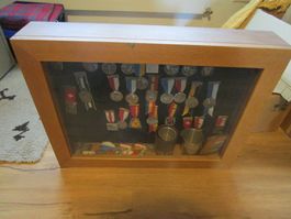 SCHÜTZEN ABZEICHEN-WAND VITRINE ANTIK HOLZ OHNE MEDAILLEN
